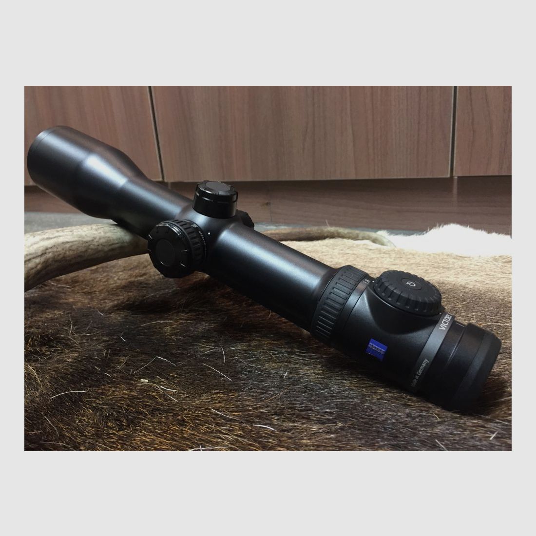 Zeiss Victory V8 1,8-14x50 M, con riel