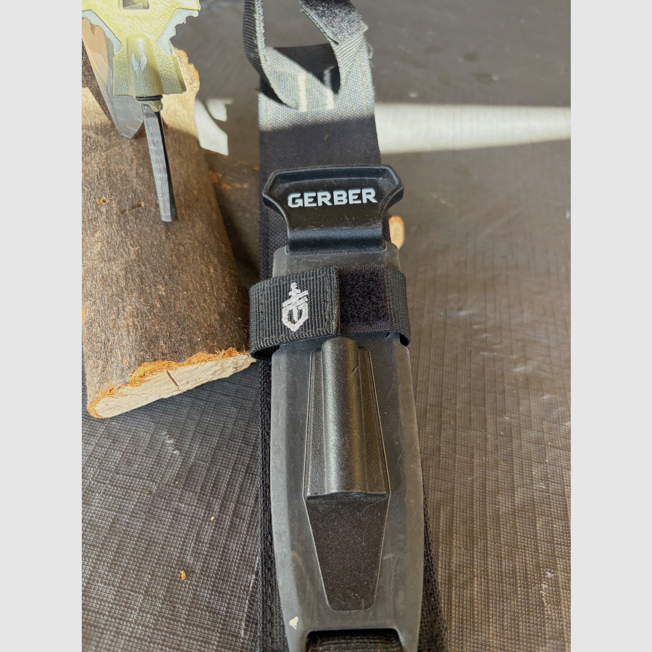 Gerber Survival Messer mit Feuer und Schleifstein, Bild 2 von 3