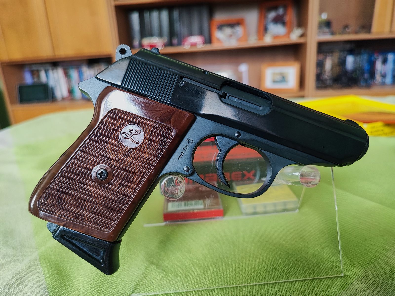 Luger 88 - 8 mmK PTB 414 aus der Röhm-Fertigung mit Holzgriffschalen, Lederholster, Munition