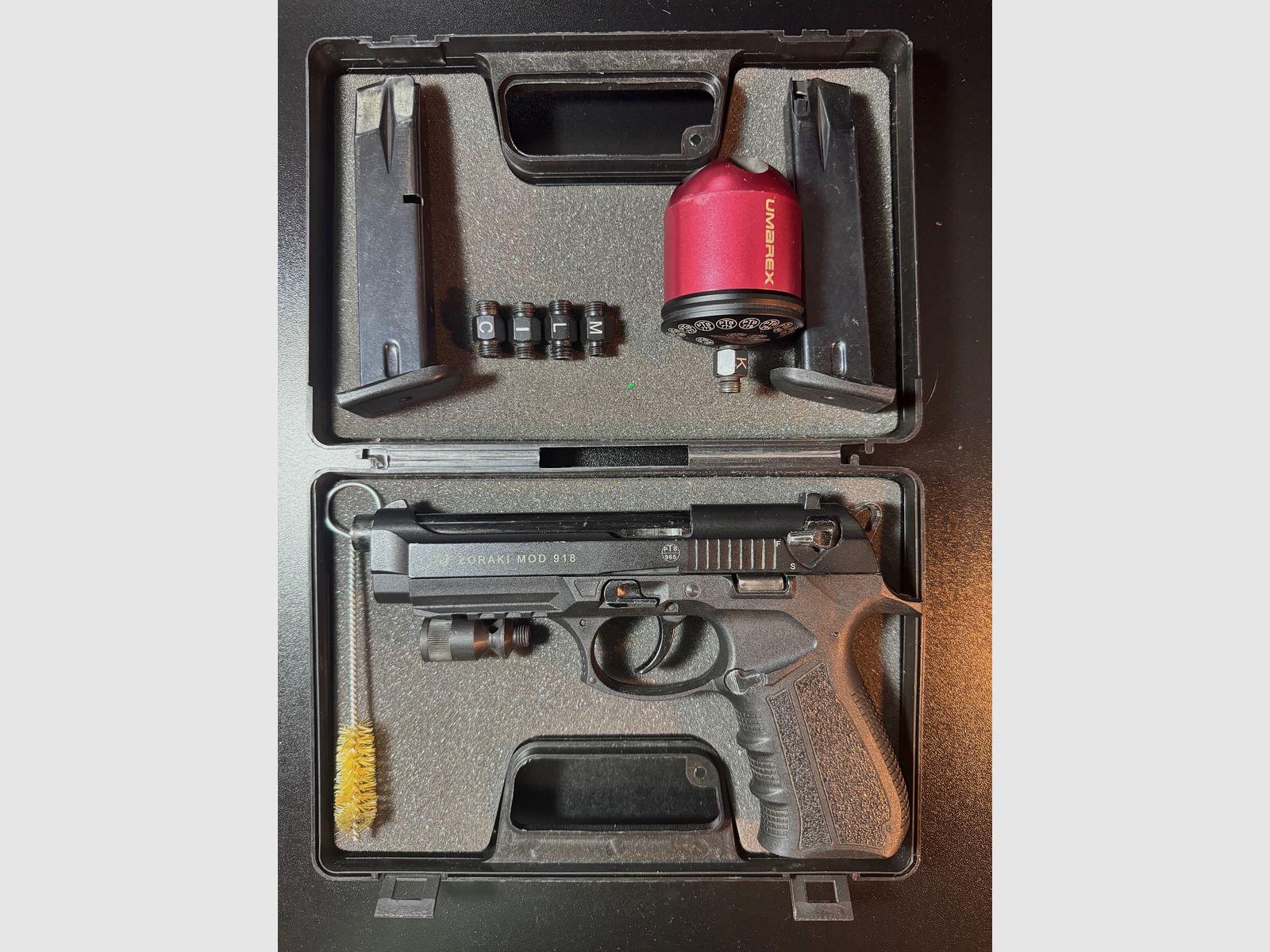 Zoraki 918 9 mm P.A.K. incluye maletín, cargador de repuesto y (multitud) lanzador