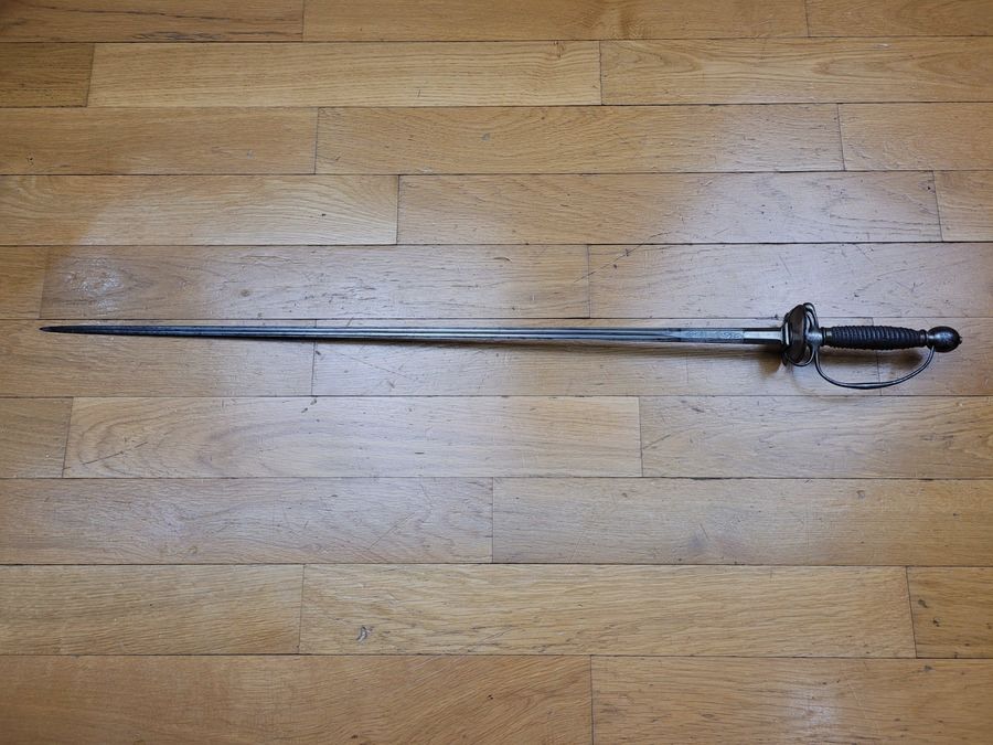 Superbe épée miniature d&rsquo;enfant XVIIIe – sur le modèle de l&rsquo;épée de sergent – vers 1740 – tout acier, sans oxydation – pour une collection de réglementaires de l&rsquo;Ancien Régime – État rare, image 15 sur 22