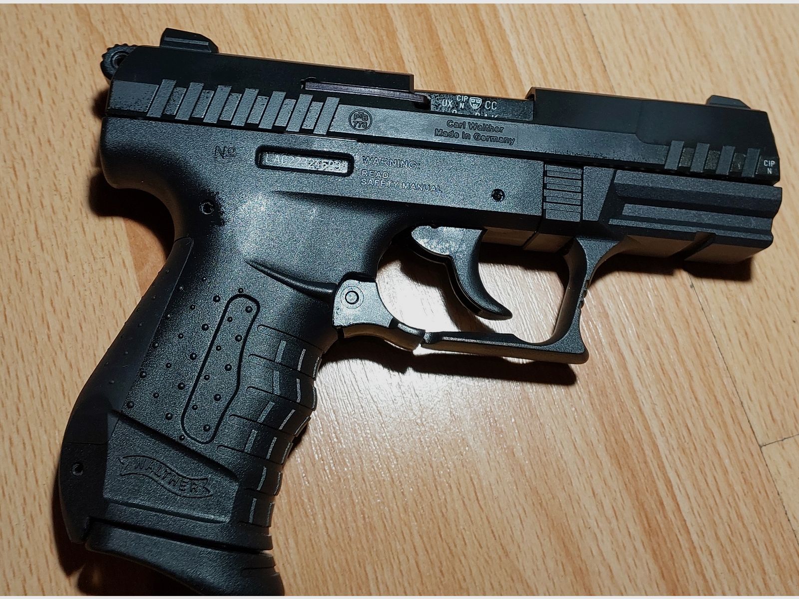 Walther P22 Ready blank firing pistol 9mm P.A.K. black (PTB 778) like new.