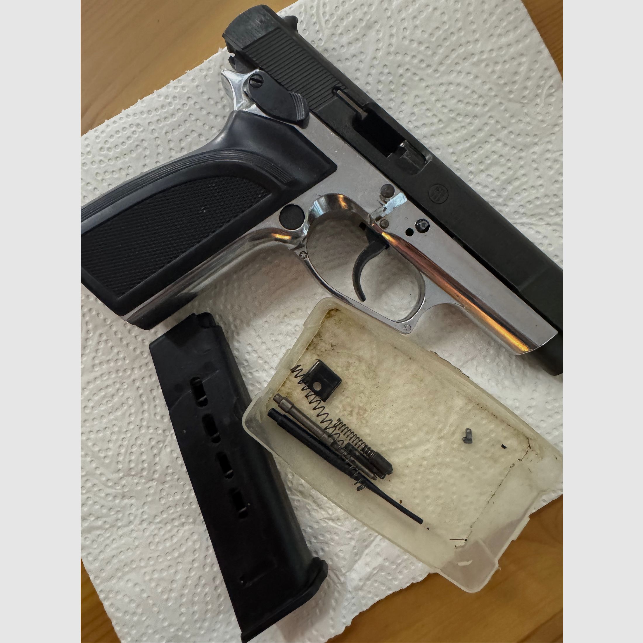 Browning GBDA 8 Ersatzteilspender mit Magazin.
