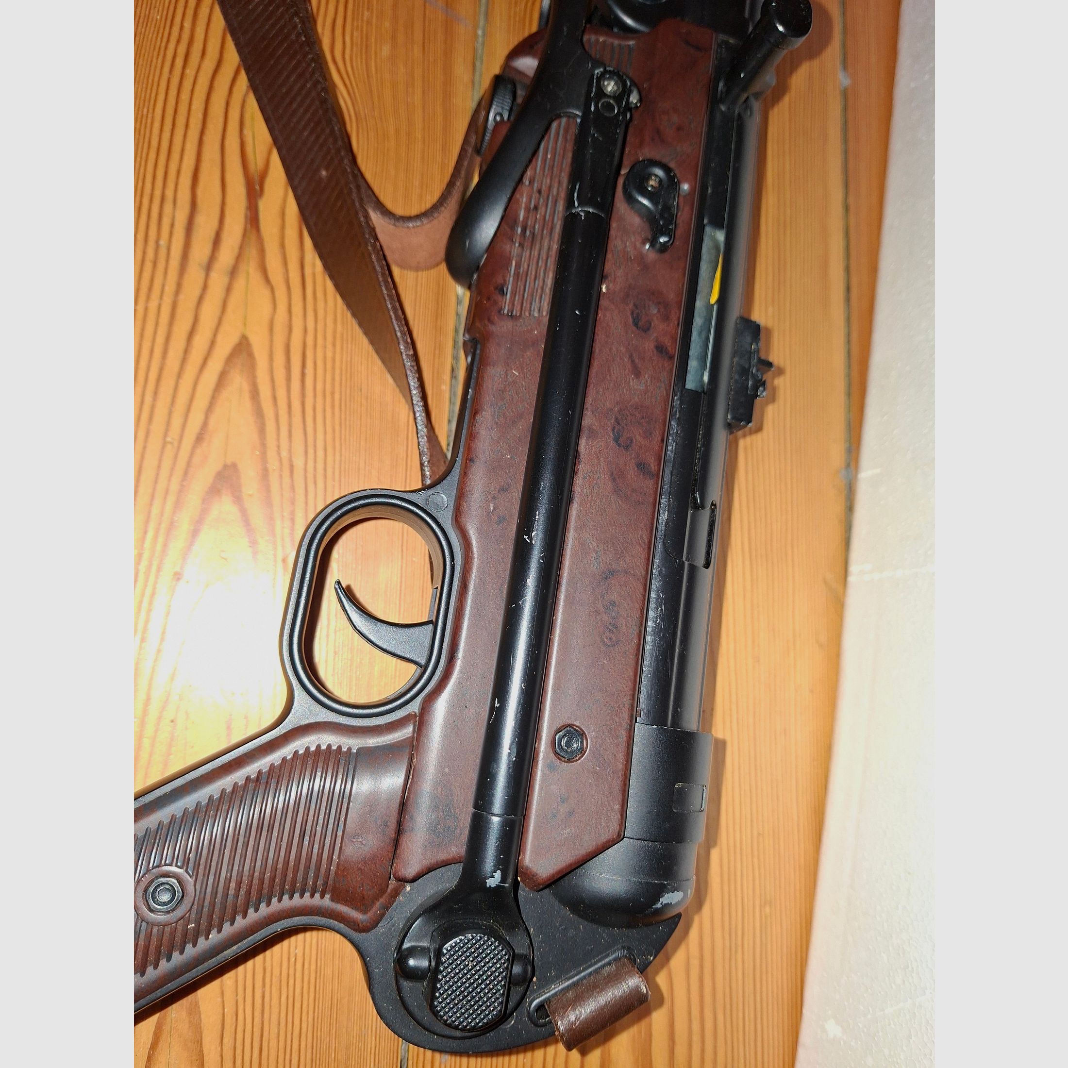 GSG Airsoft MP40 with repro magazine pouches and belt