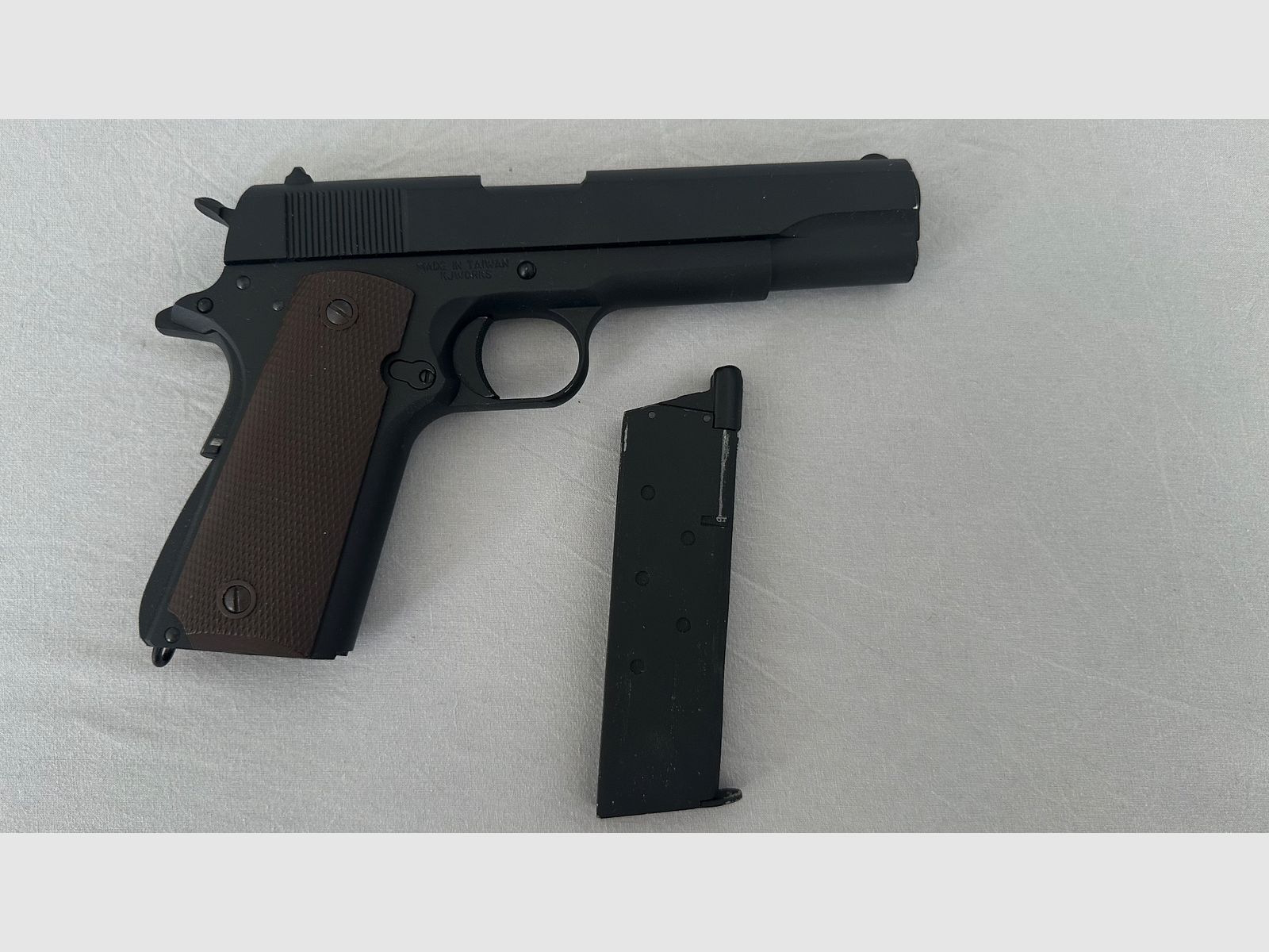 Einzigartige KJWorks Colt 1911 Airsoft 6mm BB Vollmetall Maßstabsgetreu dem Original nachgefertigt.