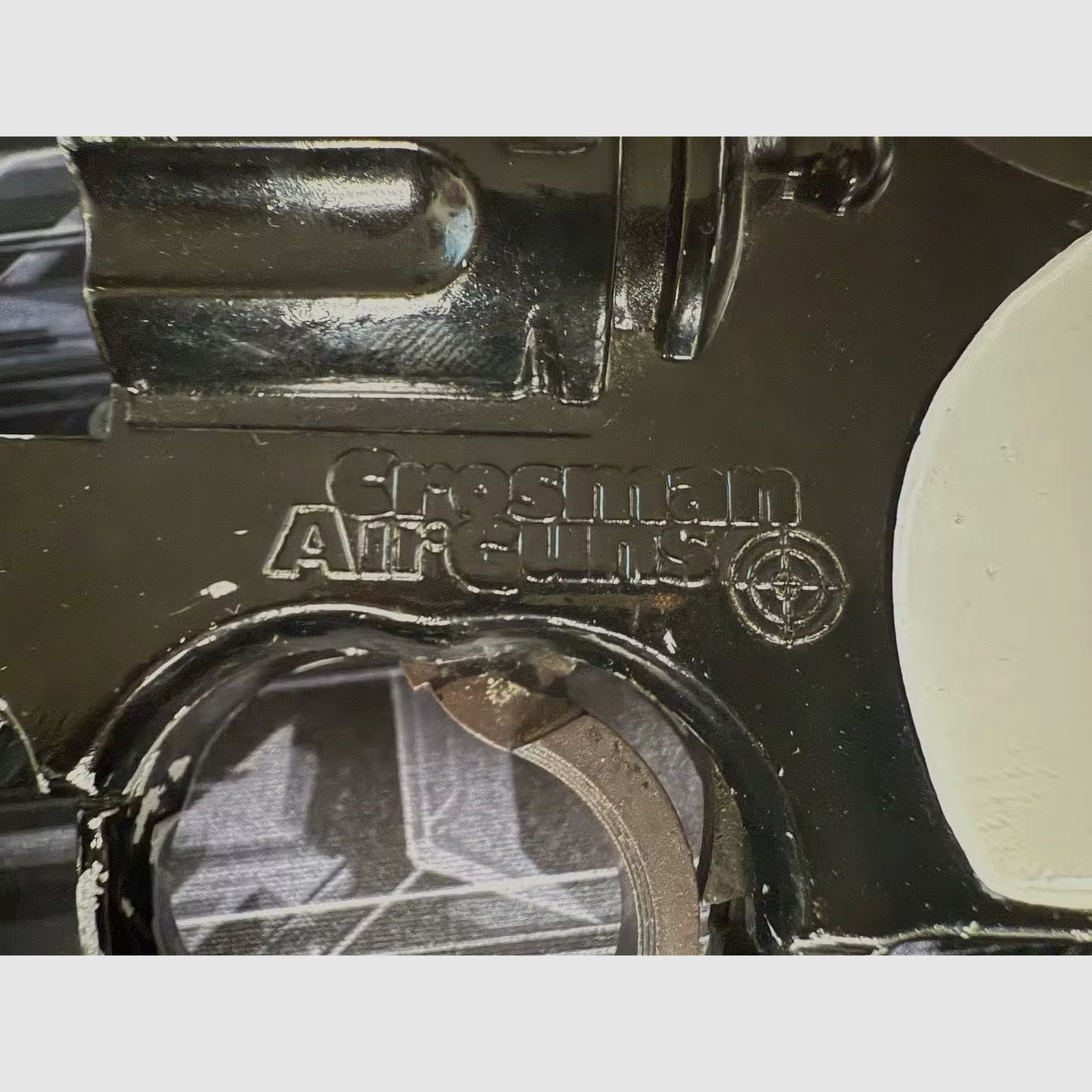 Defekter Airsoft Revolver und zwei unbekannte Schreckschusspistolen