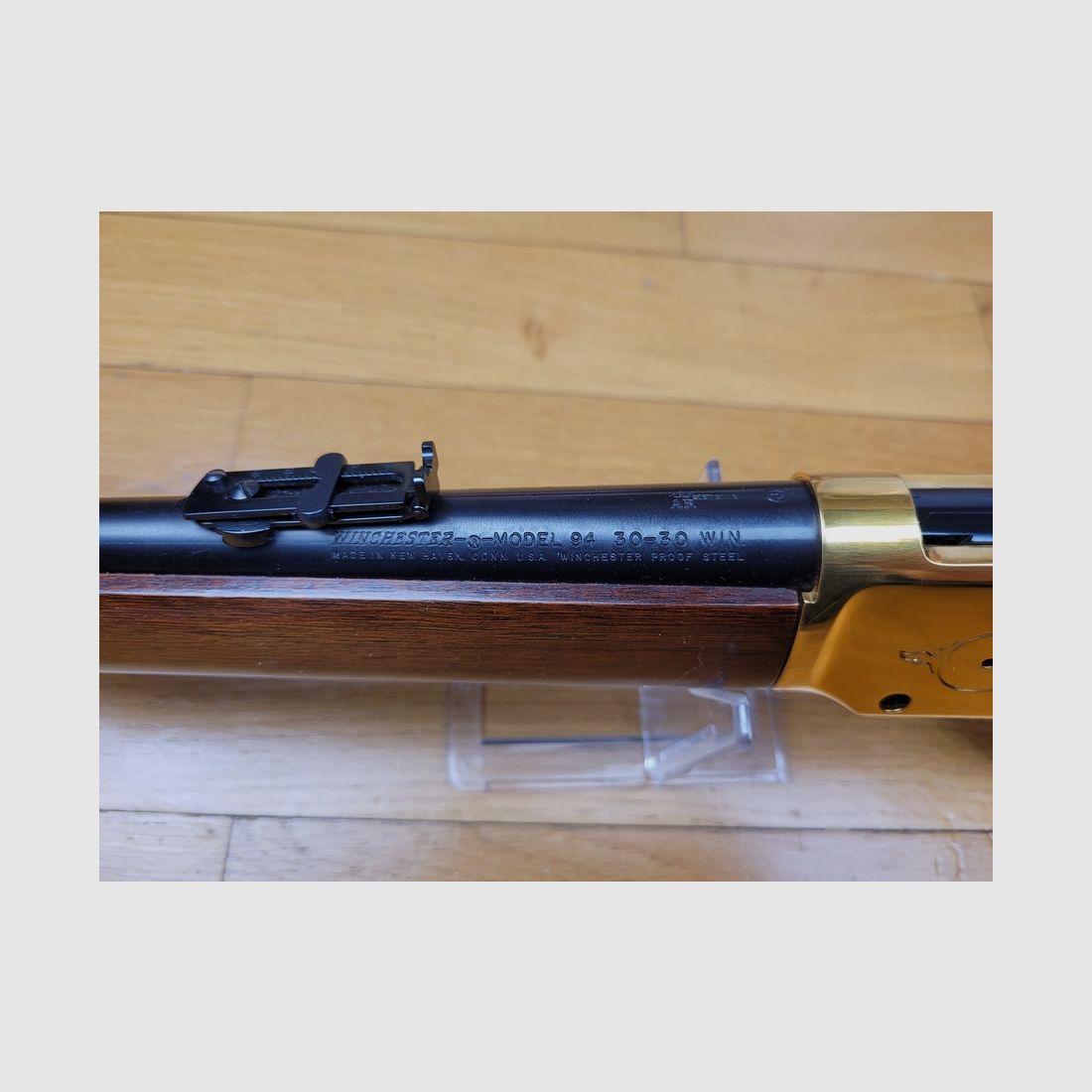 Belle Winchester commémo type 1894 « Yellow Boy » seulement 4.903 produites – Boite d&rsquo;origine – 30-30 Win – État parfait, image 16 sur 23