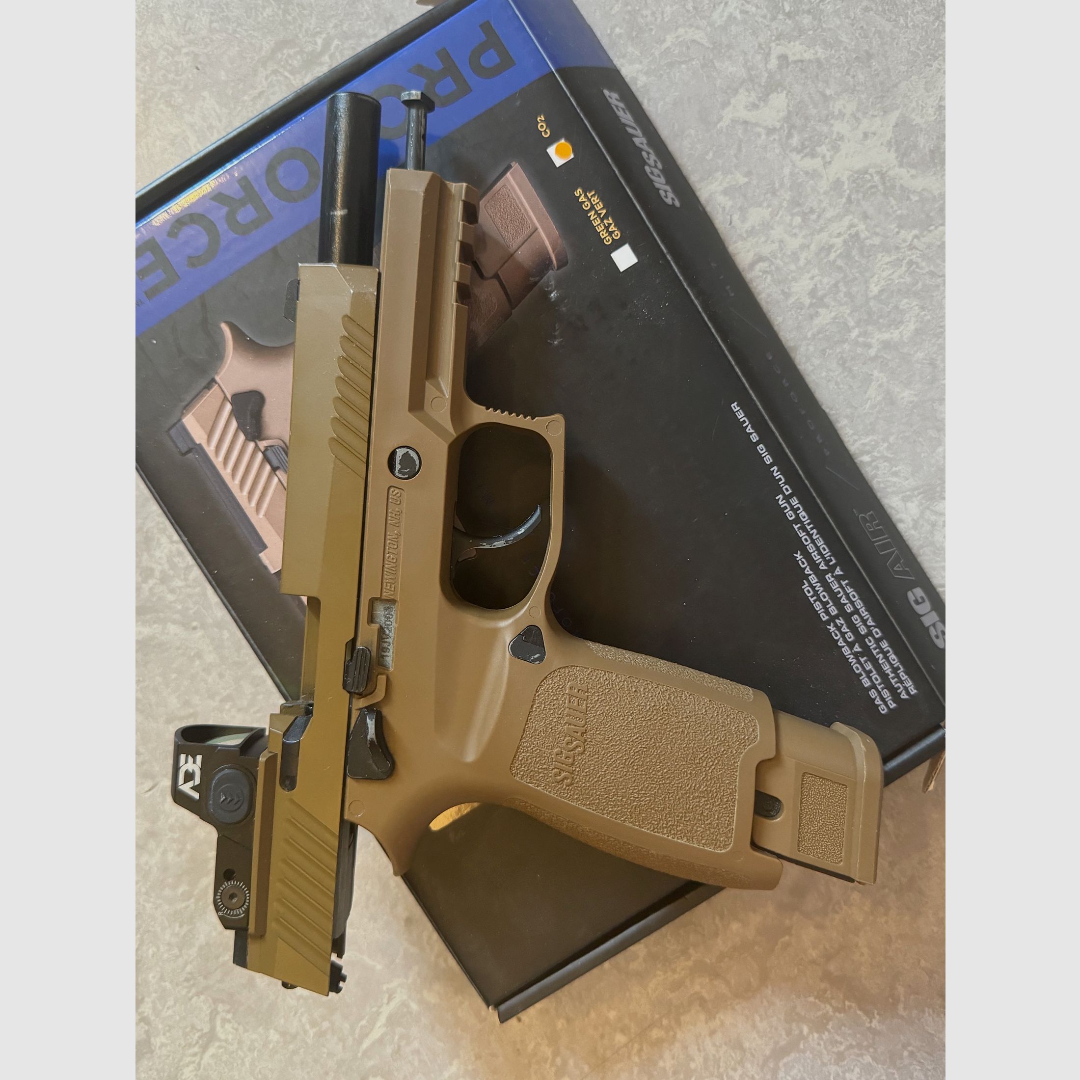 SIG Sauer M17 CO2 GBB Pistole inkl. ADE Raptor Red Dot & AMG High Output Valve
