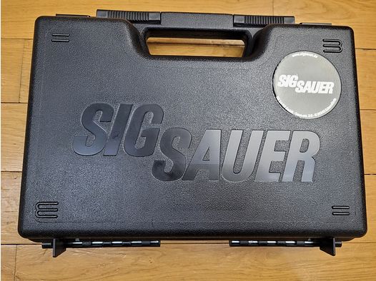 Wspaniały pistolet Sig Sauer P210 Legend Target 5 cali – Kal. 9×19 – Specjalny model z Mastershop Sig Sauer – Spust typu single action / Top spust – Powiększona komora magazynka – 2 magazyny 8 nabojów – Bezpiecznik ambidextrous – Nitracja – Kompletne oryginalne opakowanie – Broń w stanie jak nowa w cenie używanej!