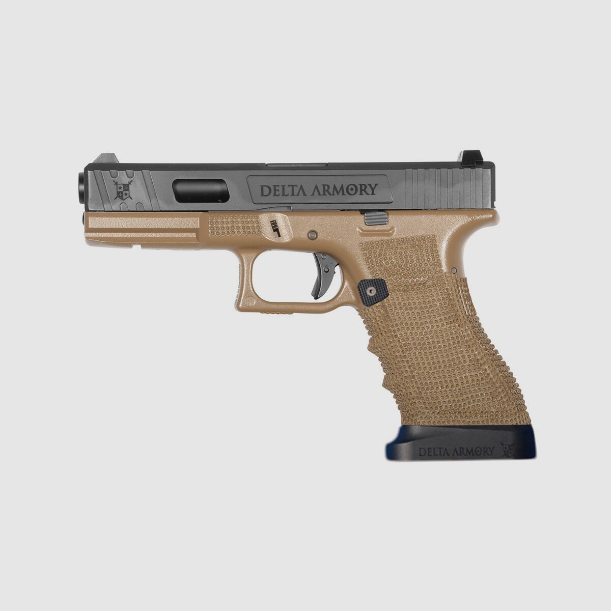 P02 GBB Airsoft Pistool met Grip Stippling in Tan | Delta Armory