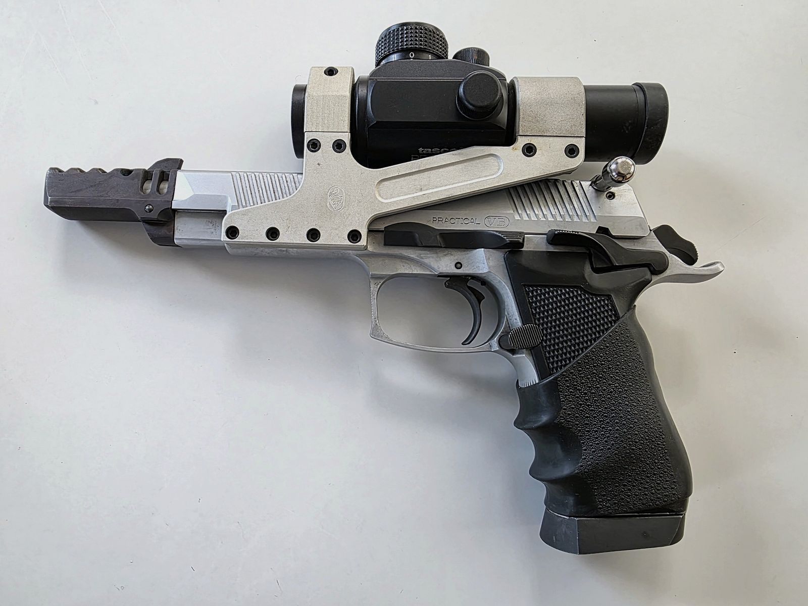 Bernardelli Praktisch 9mm Para mit Tasco ProPoint