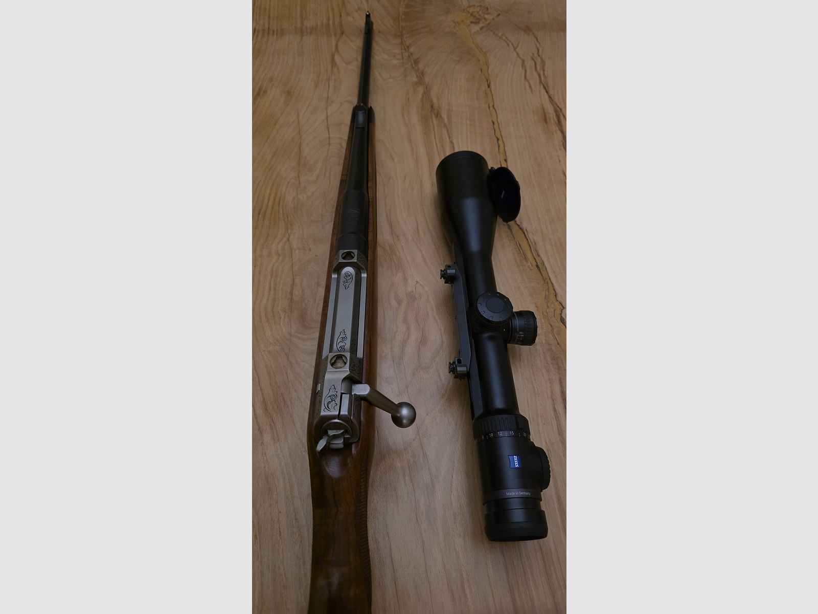 Mauser M03 Expert .223 z drewnianym stockiem i Zeiss Victory V8 4,5-35 x 60 z celownikiem z szybką regulacją (ASV)