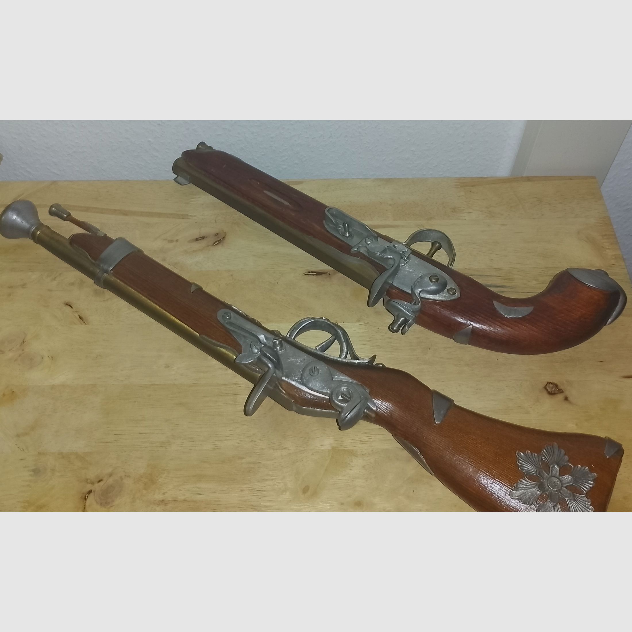 Rareza de pistolas de decoración, hecho a mano de latón, estaño y madera 58cm y 45cm