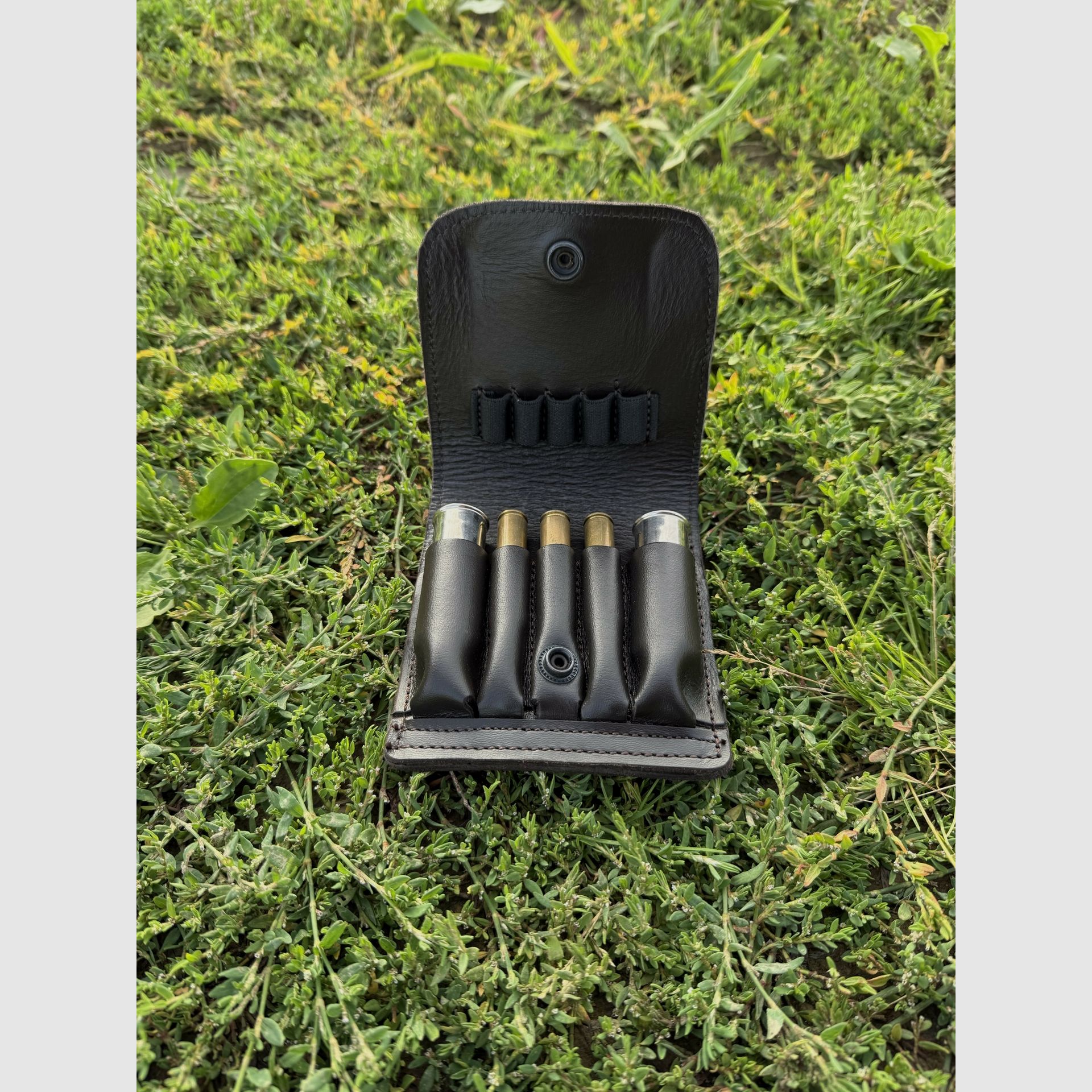 Étui en cuir pour cartouches de carabine, 2 cartouches de fusil, 3 cartouches de carabine, 5 Magnum .22 - Waidmann, image 4 sur 6