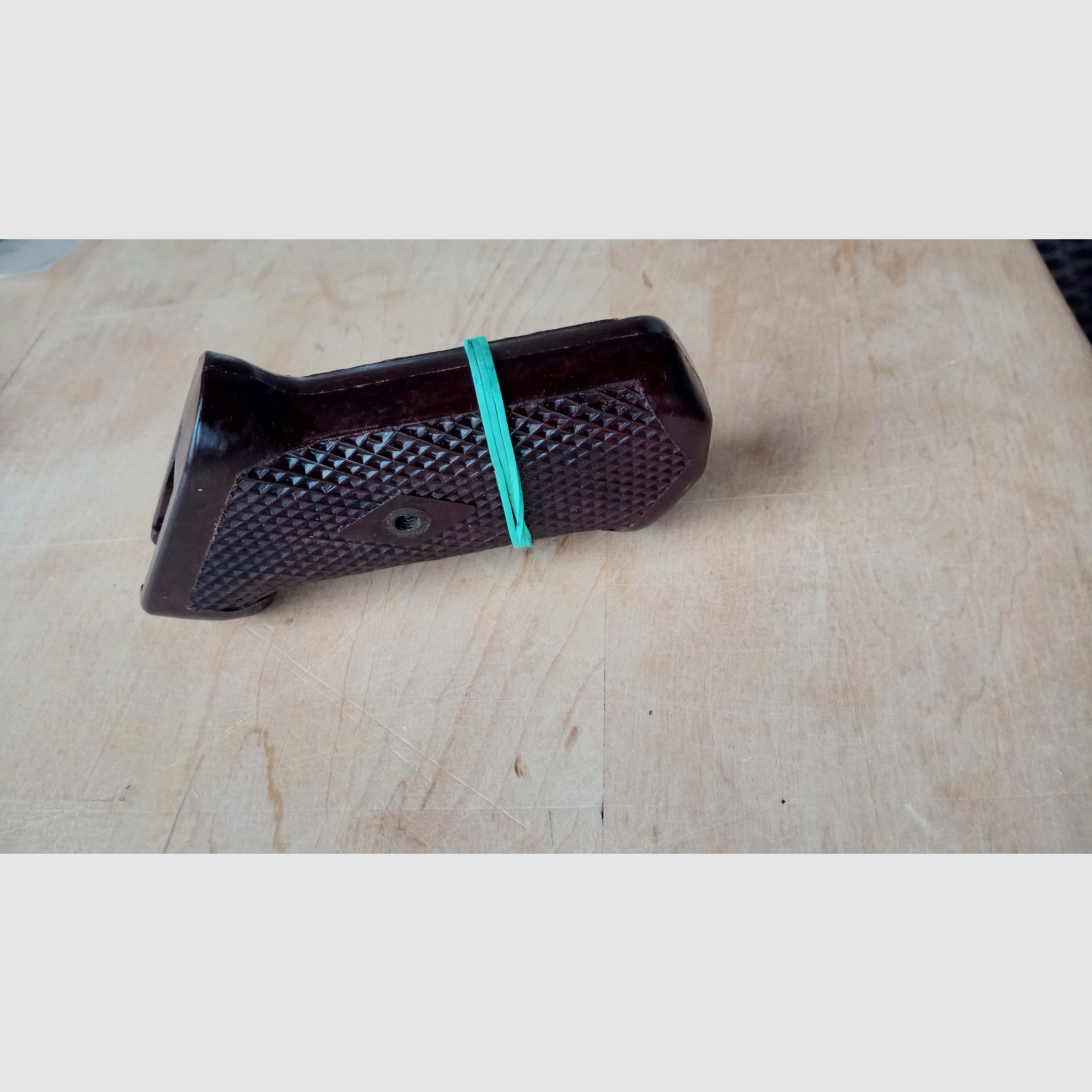 Original AK47 Typ 1 Griff aus Bakelit / zusammengehörige Griffschalen