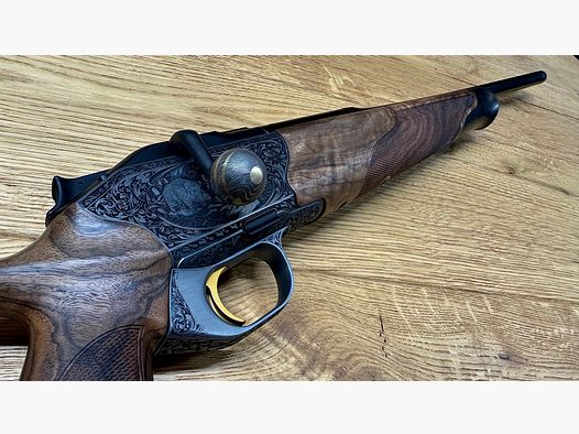 Blaser R8 Grand Luxe Success / Holzklasse 6 / Seidenmattes Finish / Goldener Abzug / Systemkasten + Magazineinheit graviert / TRAUMWAFFE