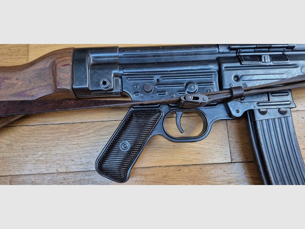 Hermoso Sturmgewehr 44 – MP43 / MP44 / Stg44 – Arma Erma de 1945 – 1er fusil de asalto de la historia – No monomatriculado pero 100% de la 2ª GM – No restaurado DDR / Yugoslavia – 2 cargadores originales de 30 disparos – Arma rara y mítica en excelente estado – TBE+ – Categoría A2 – Exportación EXCLUSIVAMENTE, imagen 4 de 39