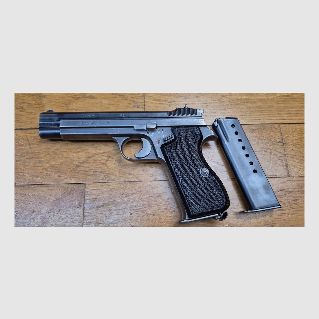 SELTE pistolet SIG P210-4 – Germanische Version des Schweizer Mythos im 9 para – SIG P210 Waffen hergestellt in der Schweiz für die deutschen Grenzwächter – Nur 5.500 Waffen im Jahr 1951 – Seltene Version des SIG P210 mit Ladeindikator und ohne Trageriemenring – Variante der zweiten Lieferung von 1951 – Guter Bronzierung – Traumhaftes Funktionieren und Lauf – 2. Magazin zusätzlich enthalten – Seltene Version in TBE, Bild 2 von 20