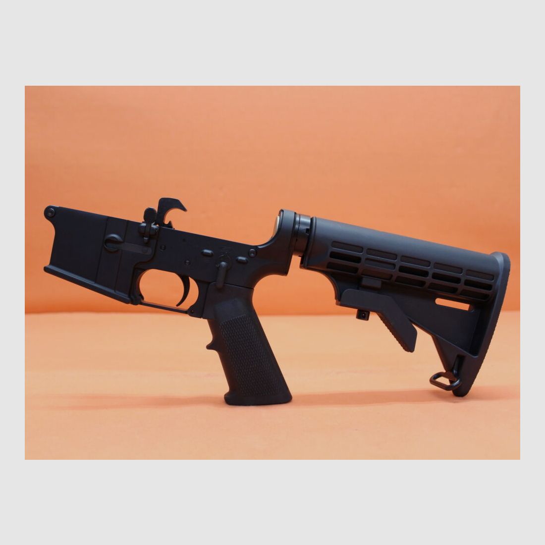 Różne dolne obudowy Oberland Arms OA-15: Dolny odbiornik półautomatyczny kompletny/ System kolby karabinu AR-15