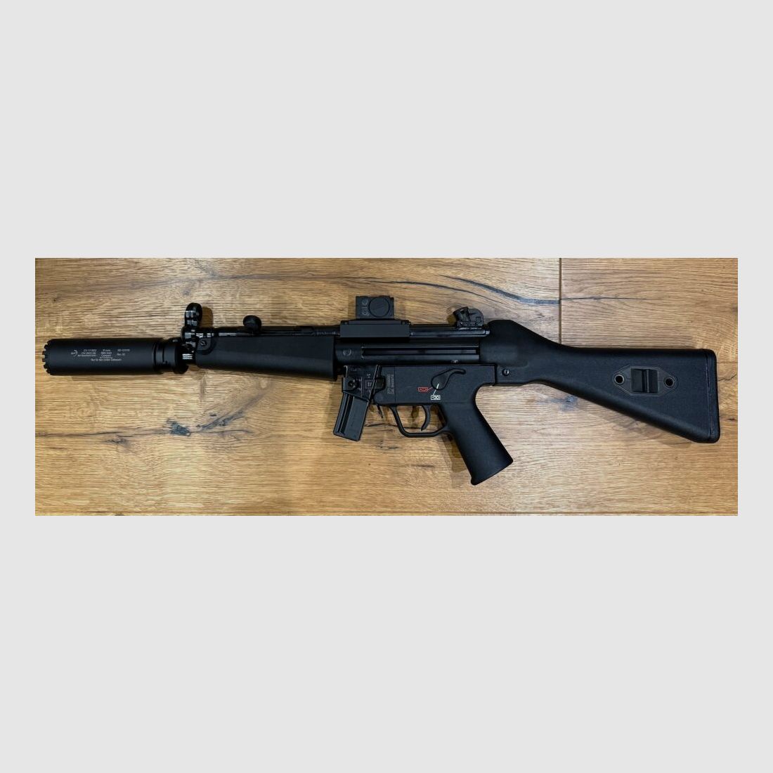 Karabin Heckler und Koch SP5 z tłumikiem B&T RBS Schalldämpfer SQD™ Compact i celownikiem Aimpoint ACRO