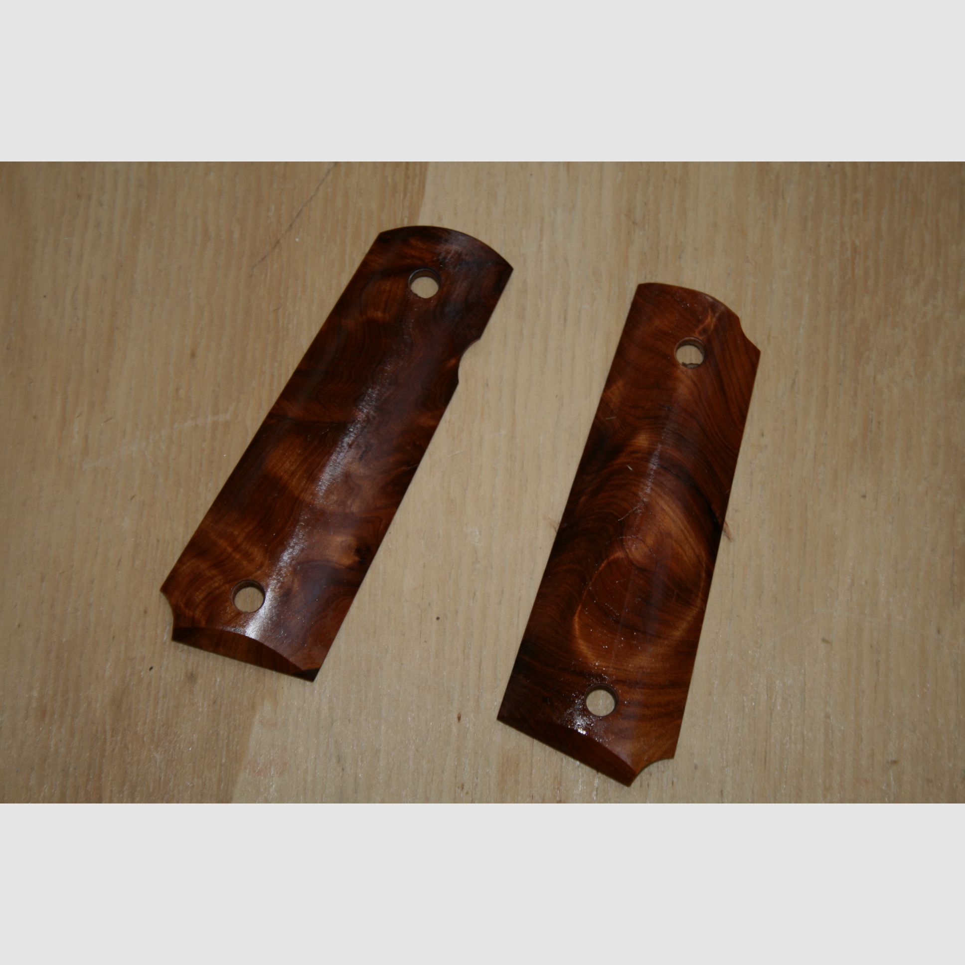 Luxusglatte Holzgriffschalen für Pistole Typ Colt 1911 (005)
