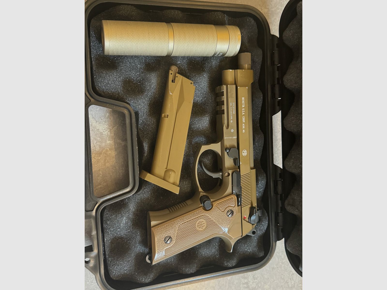 Beretta M9A3 CO2 Luftpistole Kal. 4,5 mm BB FDE Vollmetall inkl. Schalldämpfer-Dummy Und Koffer