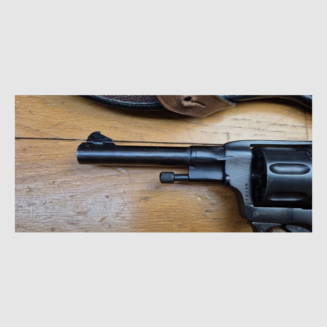 Schöner russischer Revolver Modell 1895, genannt Nagant – Tula Arsenal – Einzellaufwaffe von 1941 – Kaliber 7,62 Nagant – Sehr schöne Mechanik – Schöne Brünierung – Guter Lauf – Sowjetisches Etui im Modell mit Putzstock – Waffe in BE+/TBE, Bild 6 von 31