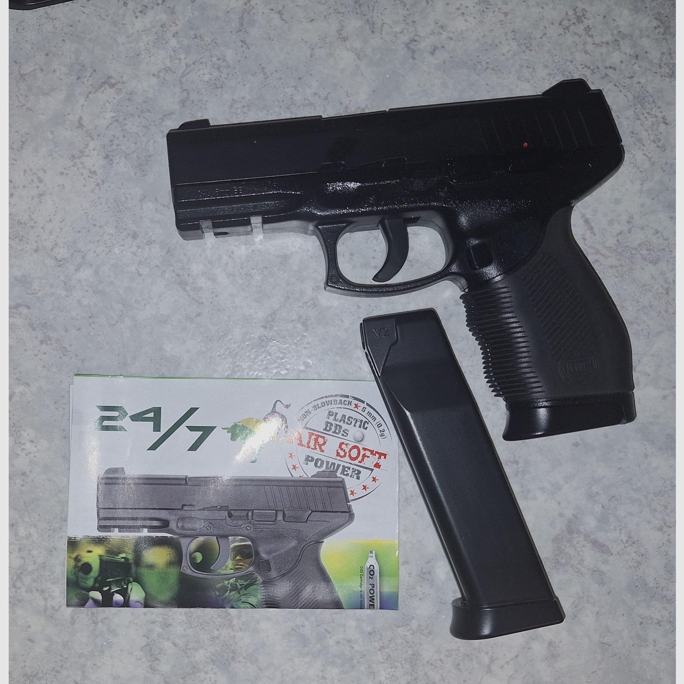 Airsoft Softair pistol collection + case with foam inserts (Glock, Bersa, HK 45, 24/7)