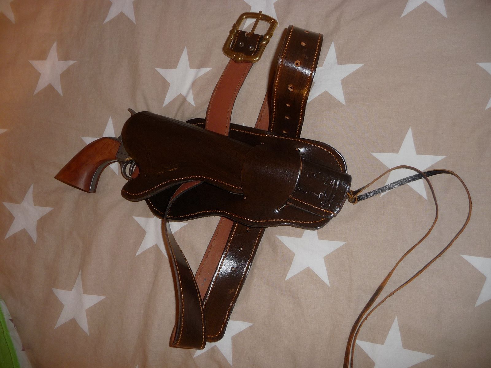 Piękny kowbojski rewolwer z uprzężą
