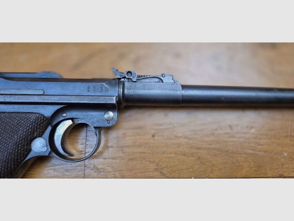 Sehr schöner Luger Artillerie P08 – Waffe von 1917 – Lauf 8 Zoll (20cm!) – Herstellung DWM – Vollständig monomatrikuliert (außer das Magazin, das ist aus der Zeit) – Kal. 9×19 – Verstellbare Visierung des ersten Typs – Sehr schöne Griffschalen – Epochenbrünierung noch 80% – Wunderschöner Lauf TBE+, Bild 17 von 22