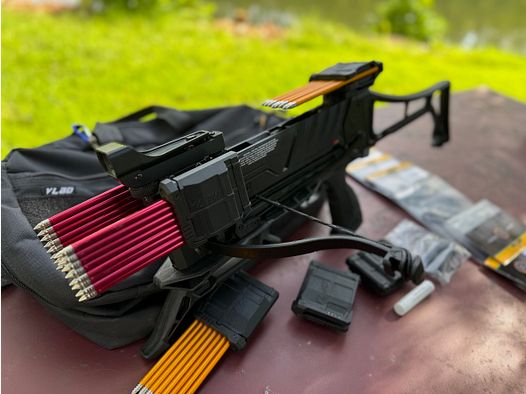 Ultrakomplettpaket EK Archery Vlad Repetierarmbrust mit 8 Schuß Magazin, Tasche, 30, 60 und 90 lbs Bogen, 6 Speadloader, Reddot, Ersatzsehenen, Pfeile usw.