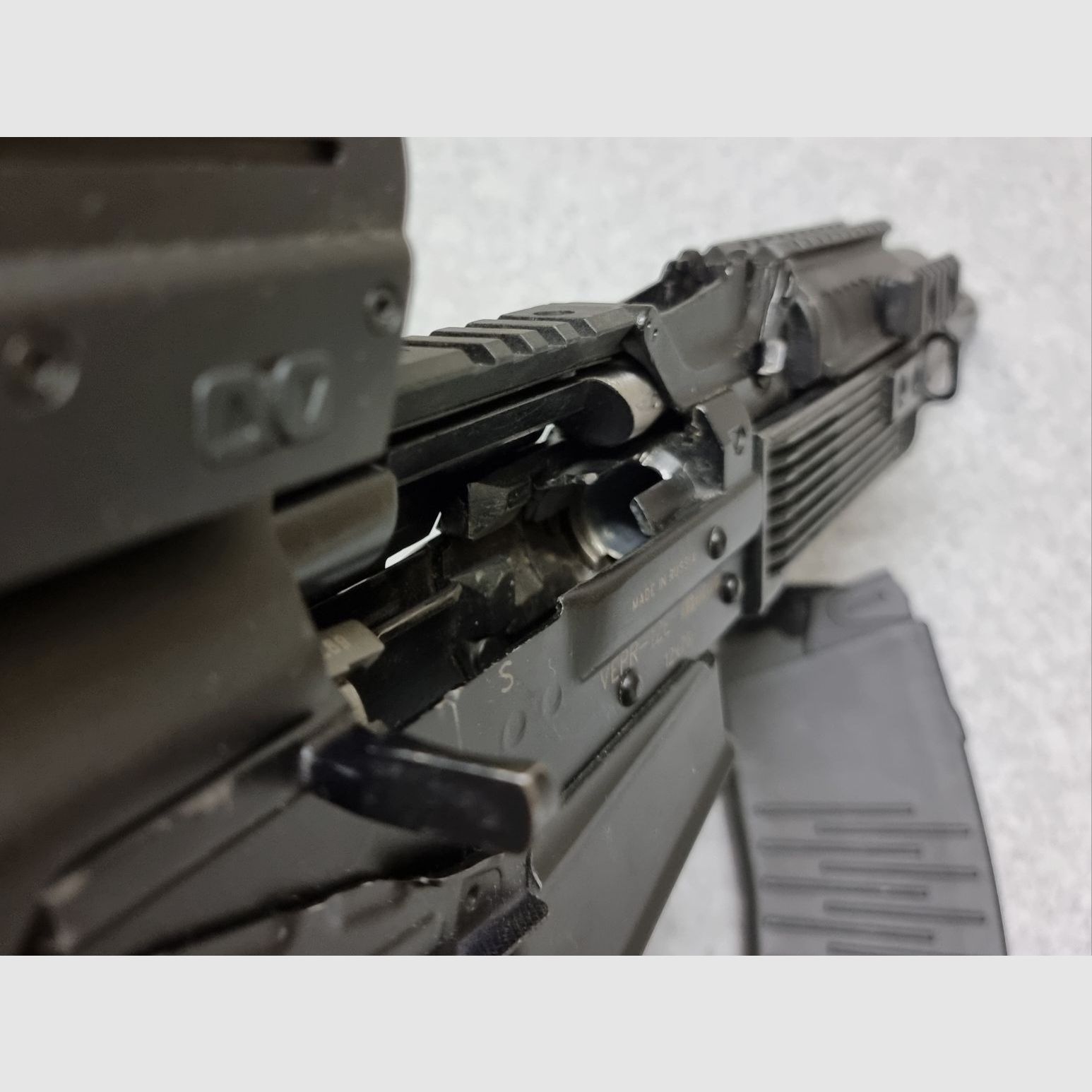 Molot Vepr 12-E Politie - kal. 12/76 - compacte zelfladende shotgun in Kalashnikov-stijl met insteekmagazijnen