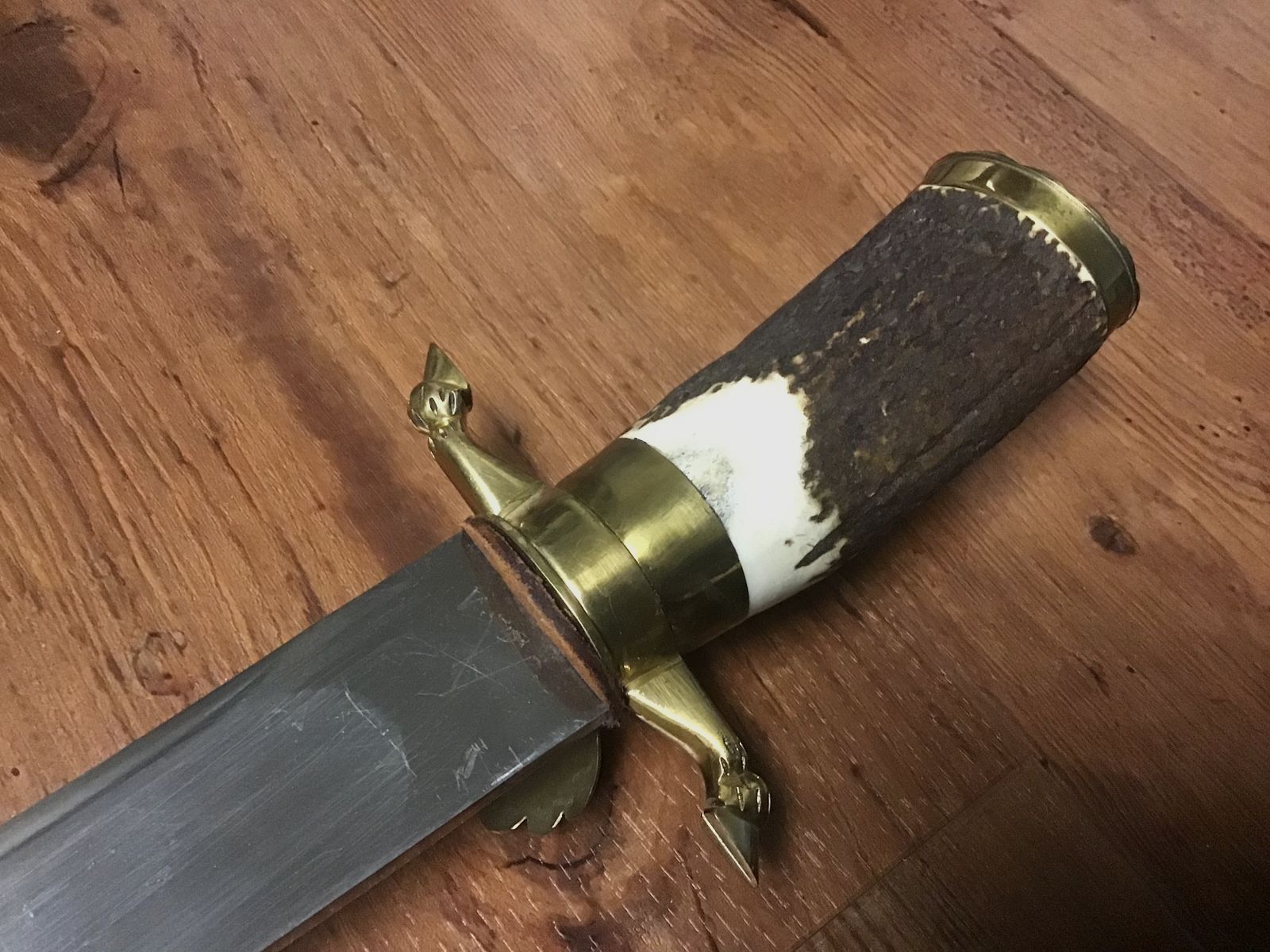 2 beaux couteaux de chasse presque épées avec l'inscription Vivat Diana