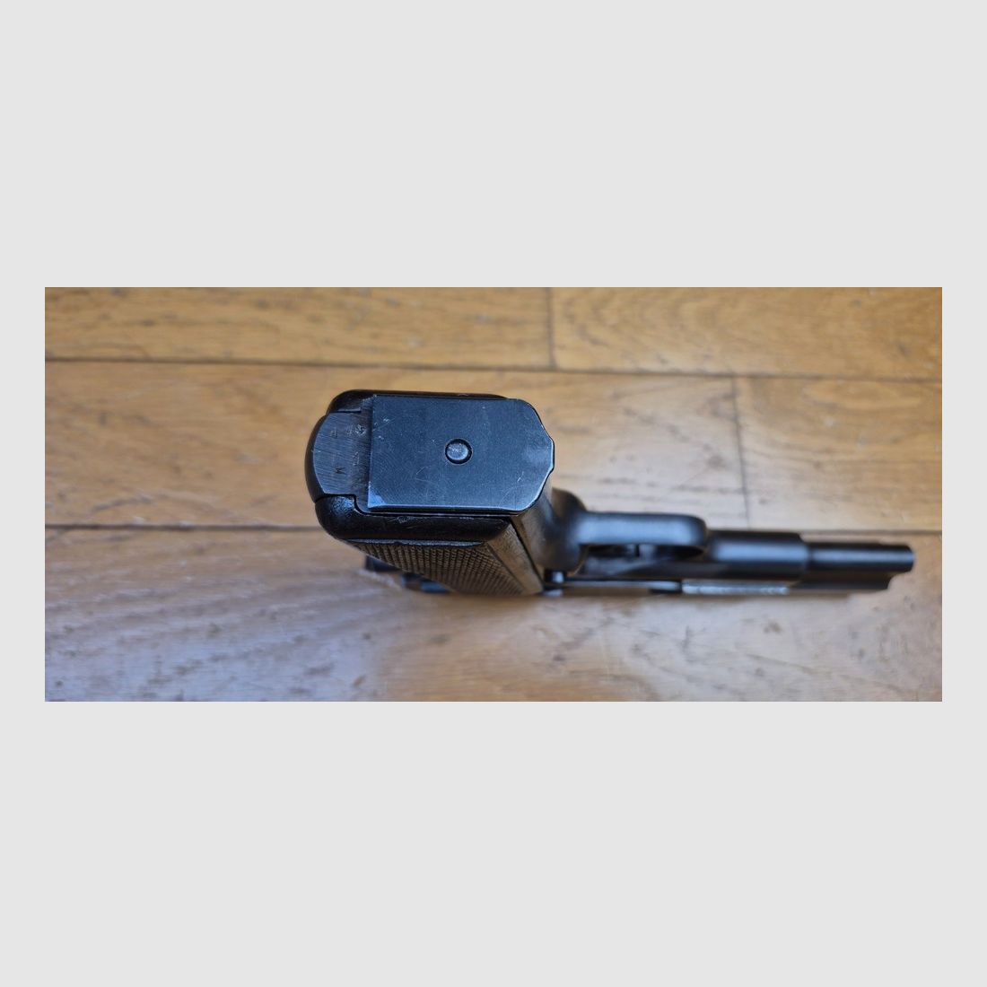 Schöner Browning GP 35 oder P640(b) / P35(b) – 9 para – Neueste Fertigung aus dem Sommer 1944 – Feste Visierung – Magazin gleicher Fertigung – Frost und Jahnel Holster aus Breslau von 1941 und 2. modernes Magazin – Guter Lauf, schöne Markierungen und einwandfreie Mechanik – Sehr schönes Exemplar in TBE / TBE+, Bild 9 von 28
