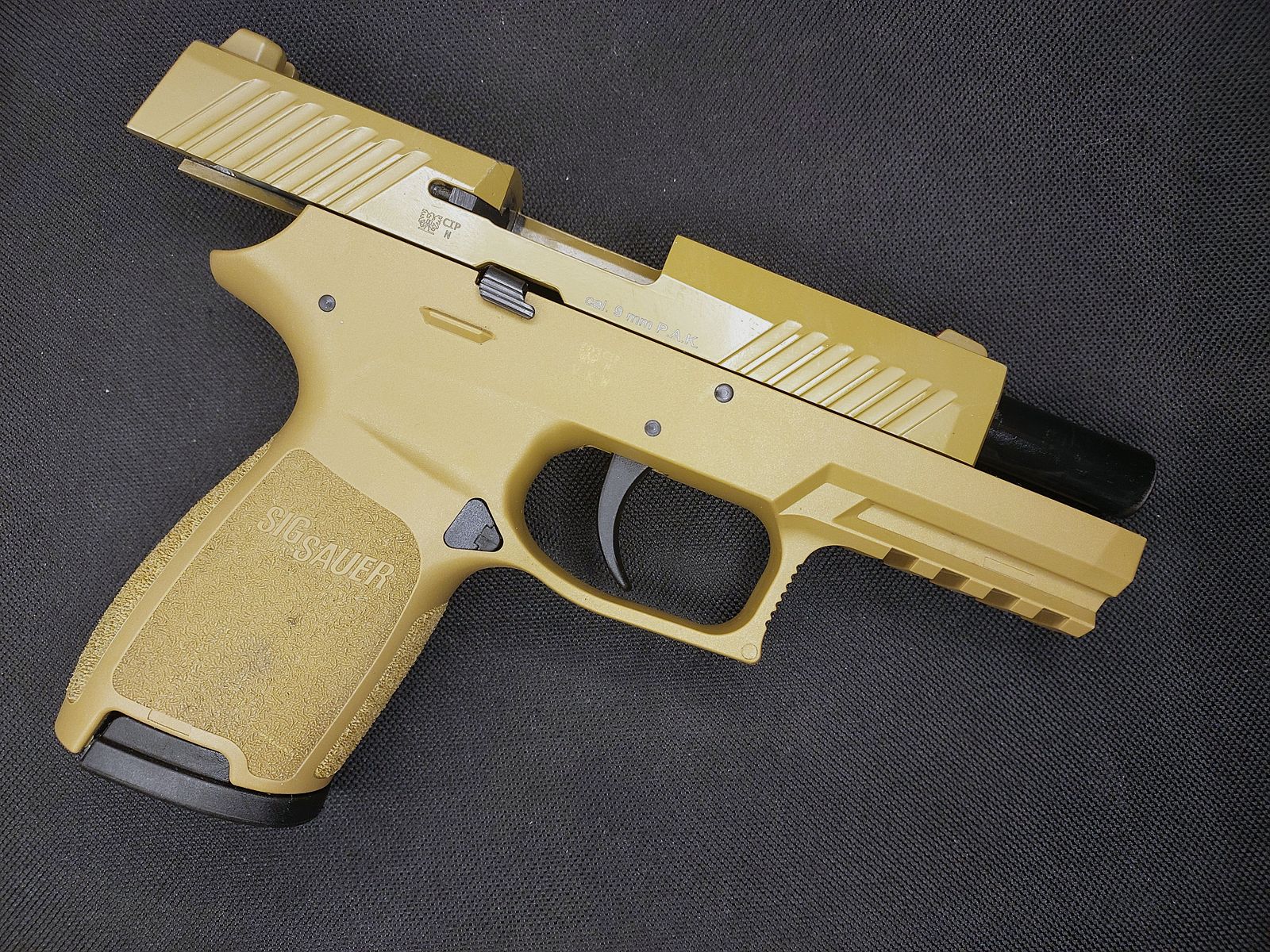 Pistolet d'alarme Sig Sauer P320 au calibre 9 mm P.A.K. dans la variante de couleur Tan / Terre sombre. (PTB 1038)
