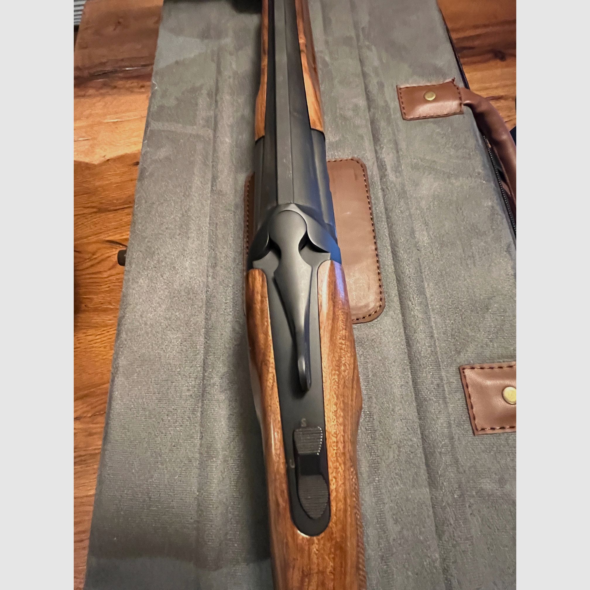 Akkar Churchill 206E Schwarz II