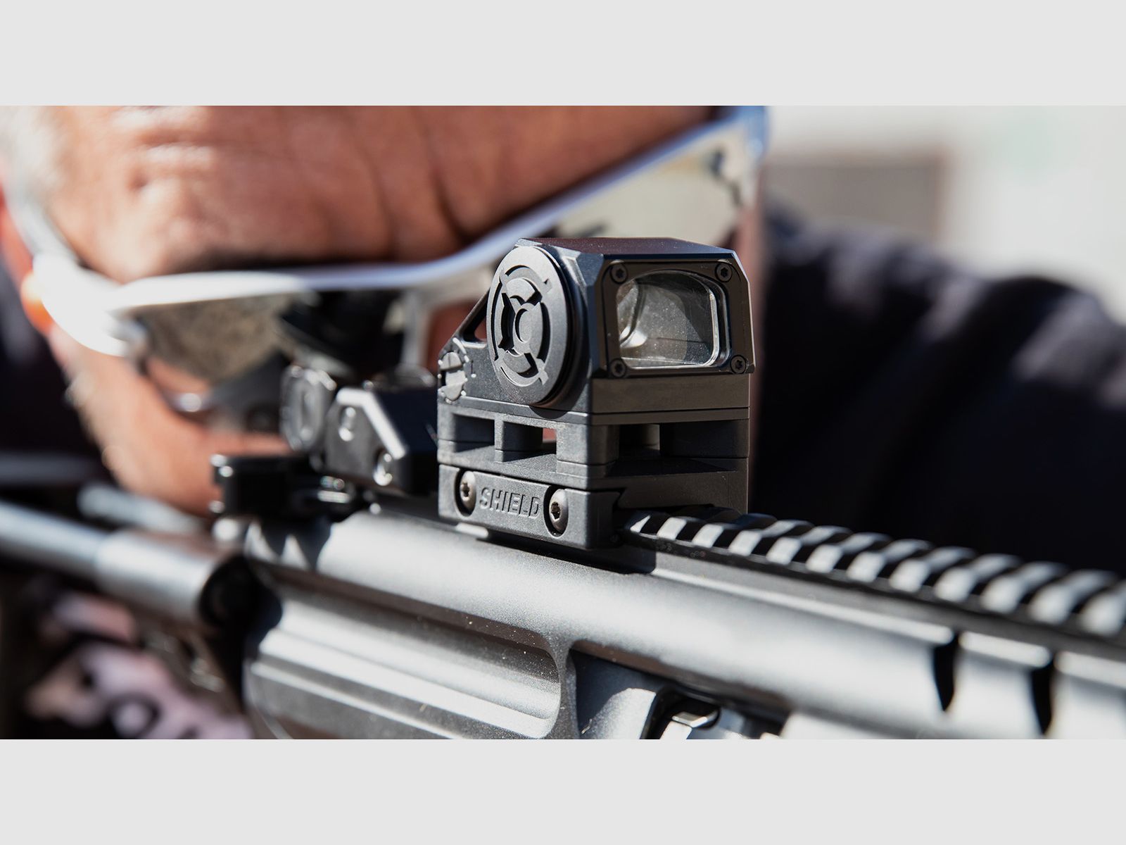SHIELD Switchable Interface Sight 2 Center Dot (SIS2-CD) Rotpunktvisier – umschaltbares Center-Dot-Absehen – Mattschwarz