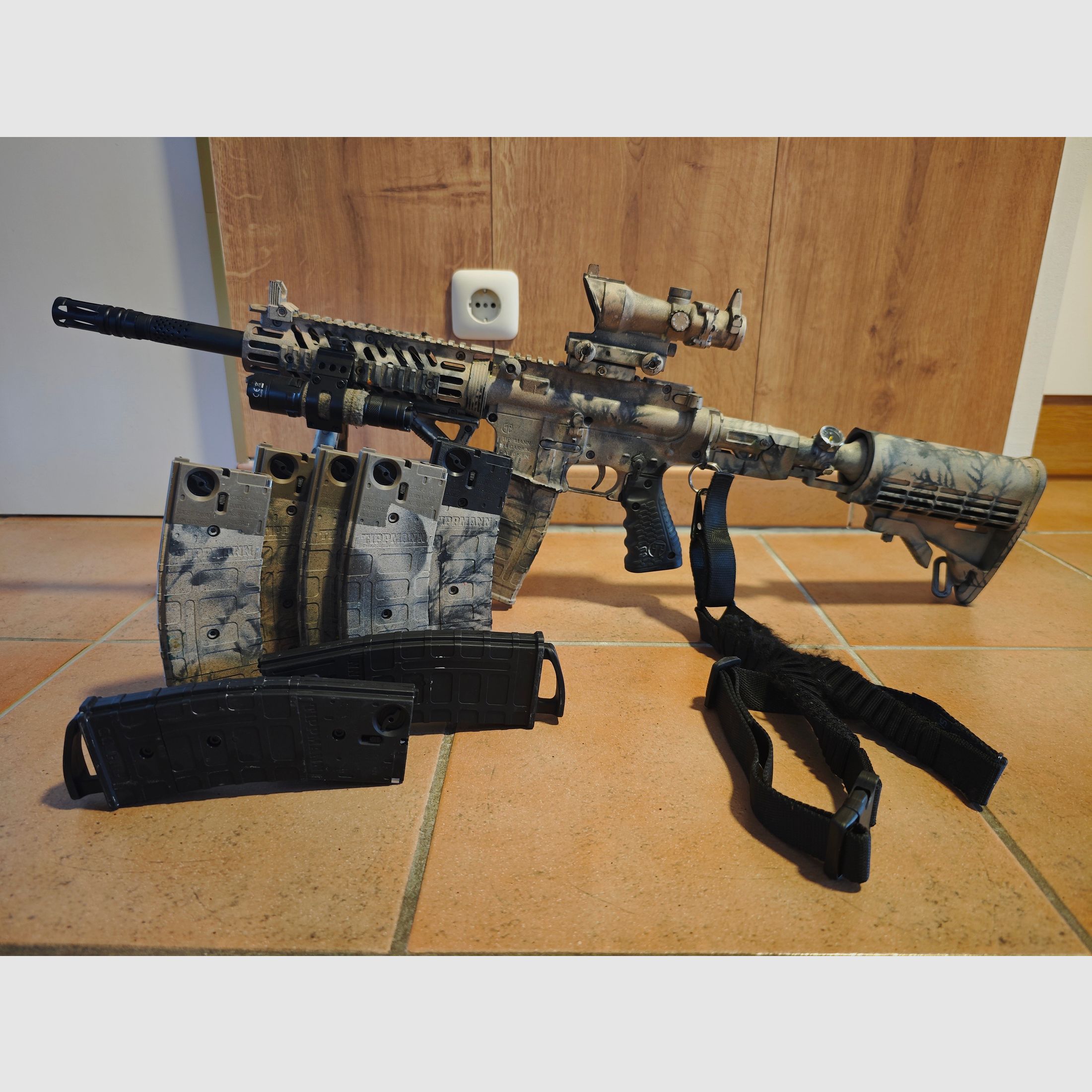 Tippmann TMC Camo z 8 magazynami i akcesoriami
