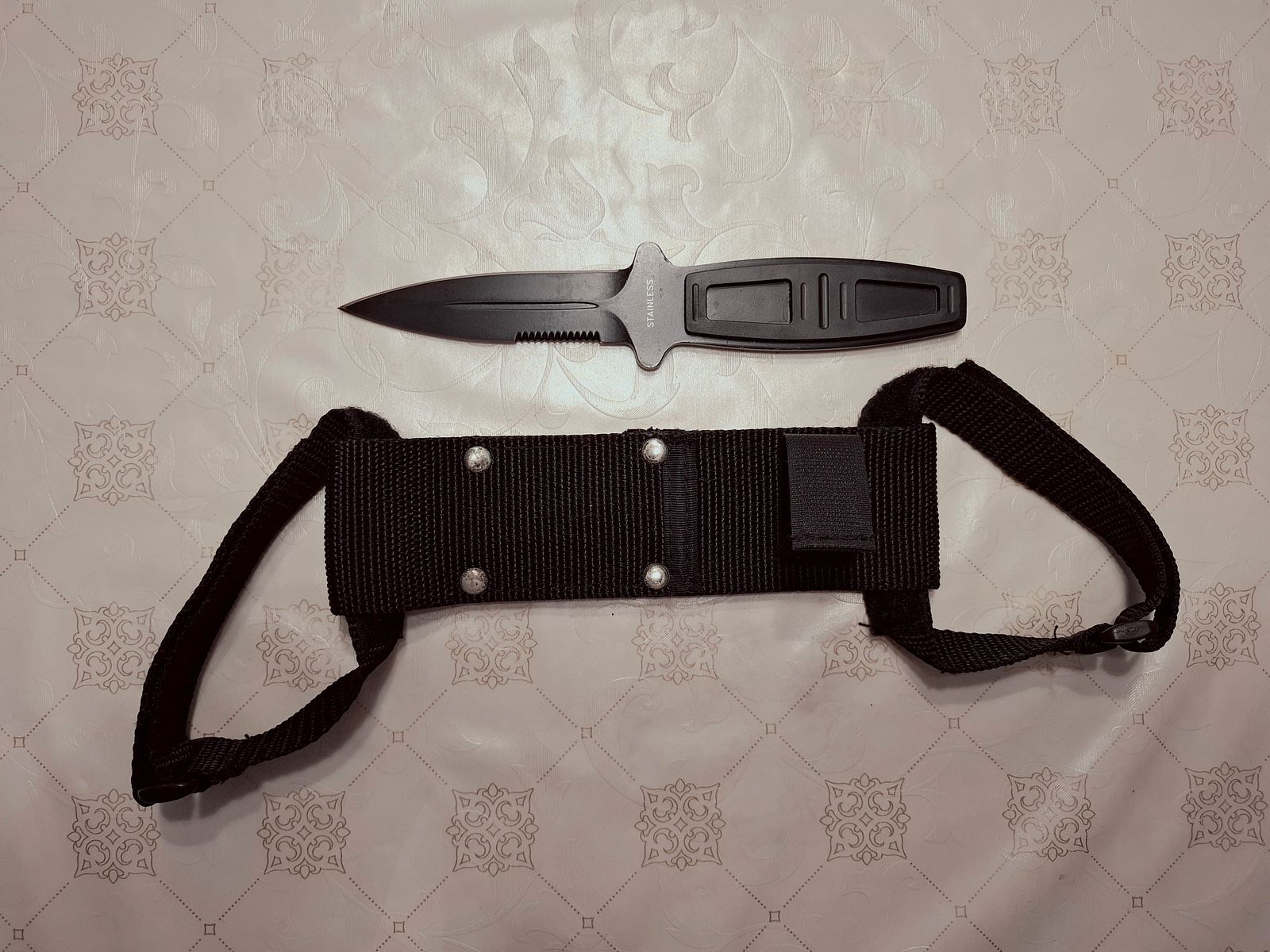 Wurfmesser aus Stahl mit Hülle