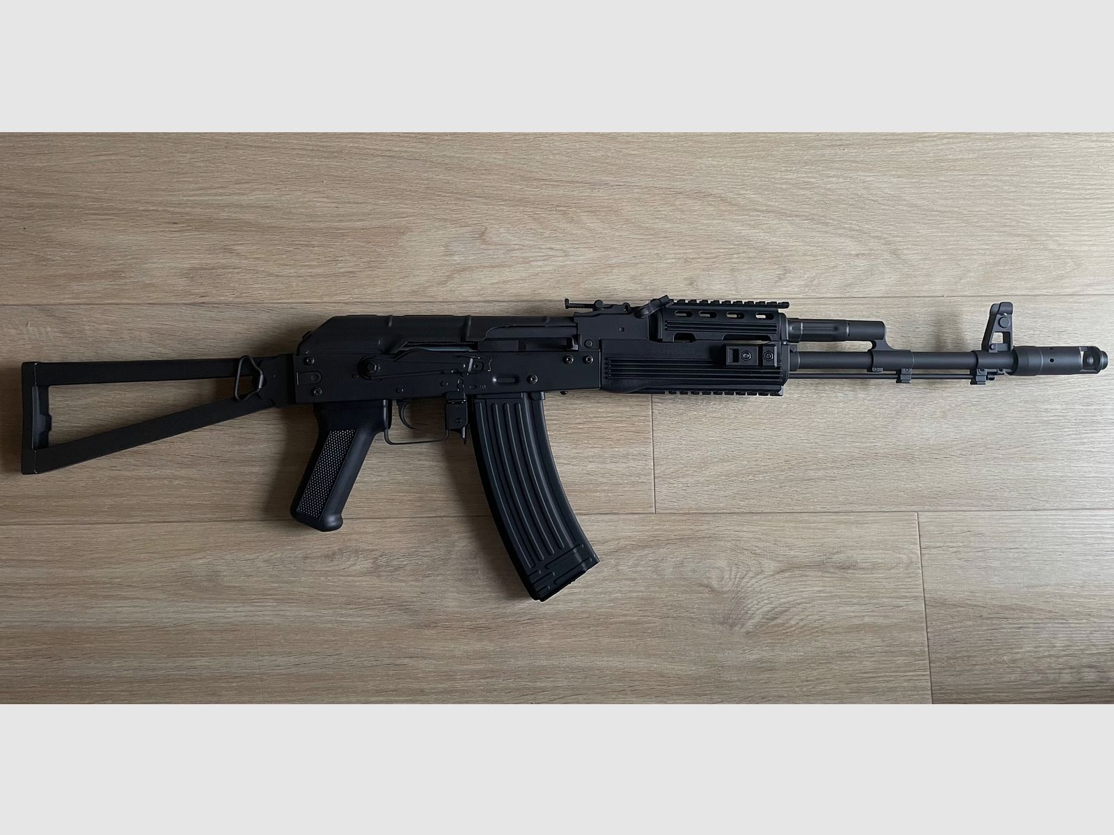 APS AKS-74 Tactical Vollmetall BlowBack S-AEG 6mm BB schwarz, Bild 1 von 6