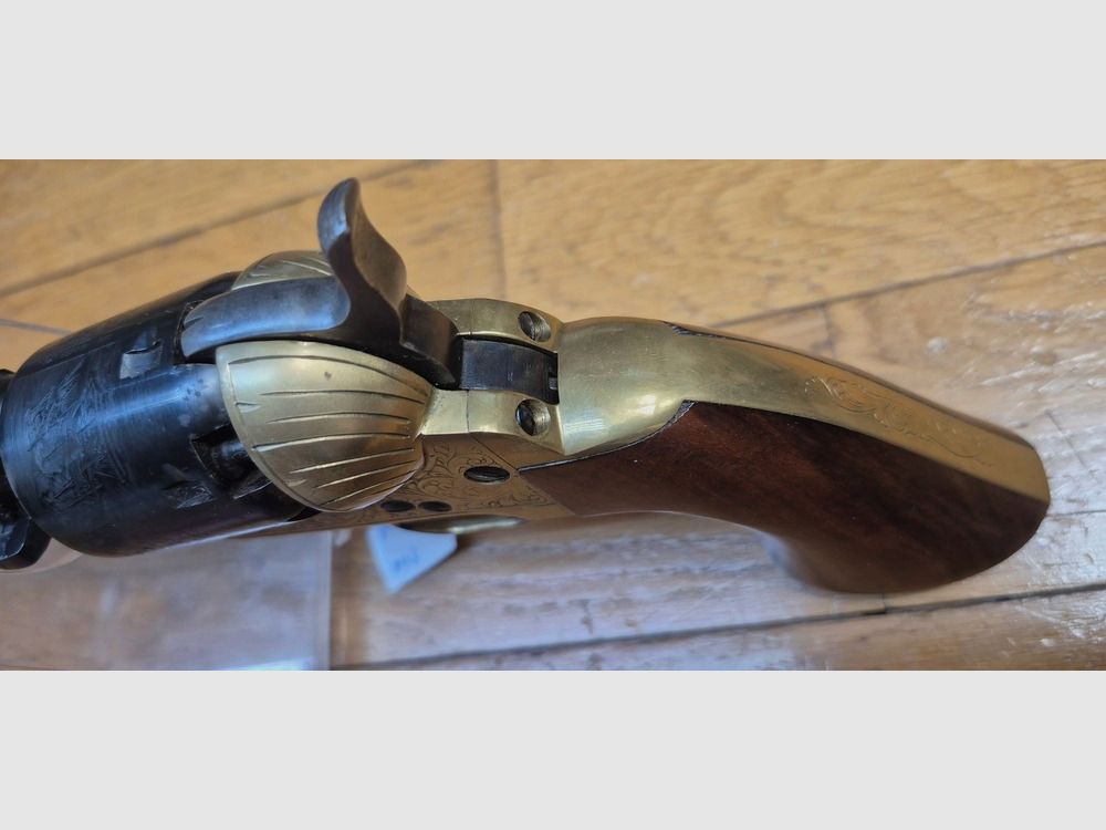 Bellissimo revolver a polvere nera Colt 1851 di Pietta — modello "Navy Yank" — Cal. 36 — Versione di lusso — Cornice e canna incise — Finitura nera al 100% — Meccanica perfetta — Arma timbrata BF (1995) — Eccellente stato — TBE+, immagine 14 di 23