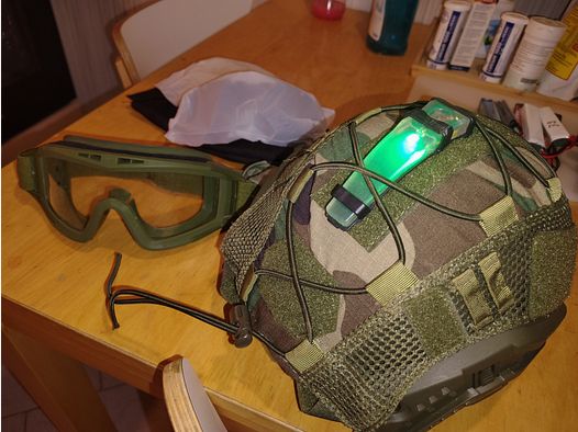 Taktisches Airsoft Helm-Set – Bundeswehr Flecktarn – Upgrade-Polster – inkl. Brille (3 Gläser) & Green LED