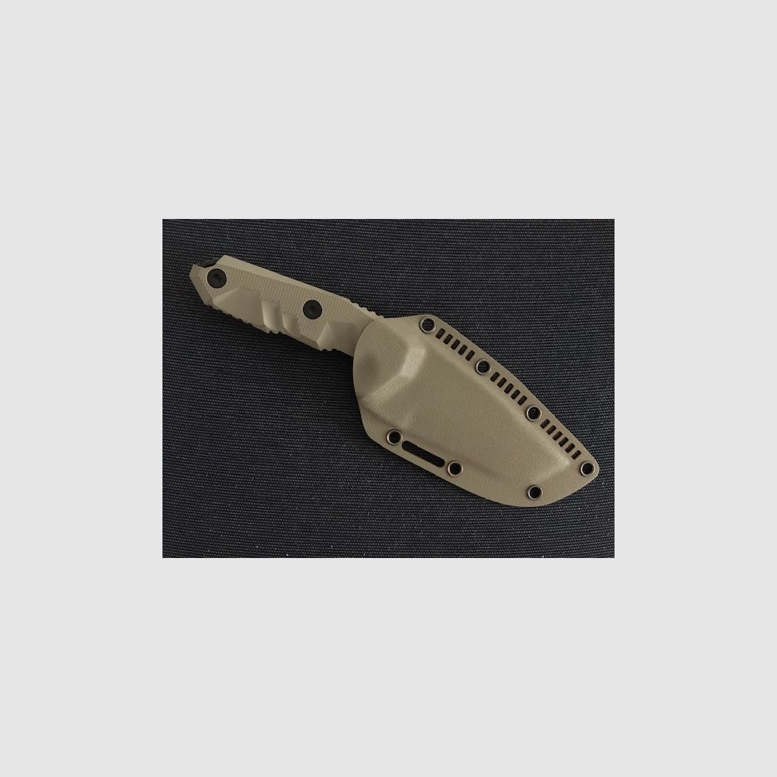 Nóż taktyczny z kaburą Kydex