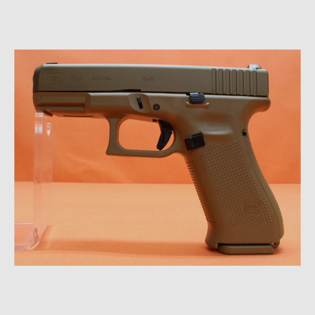 Glock Ha.Pistola 9mmLuger Glock19X Coyote (Tipo Gen5) 102mm canna/ 2 caricatori di riserva (9mmPara/9x19)