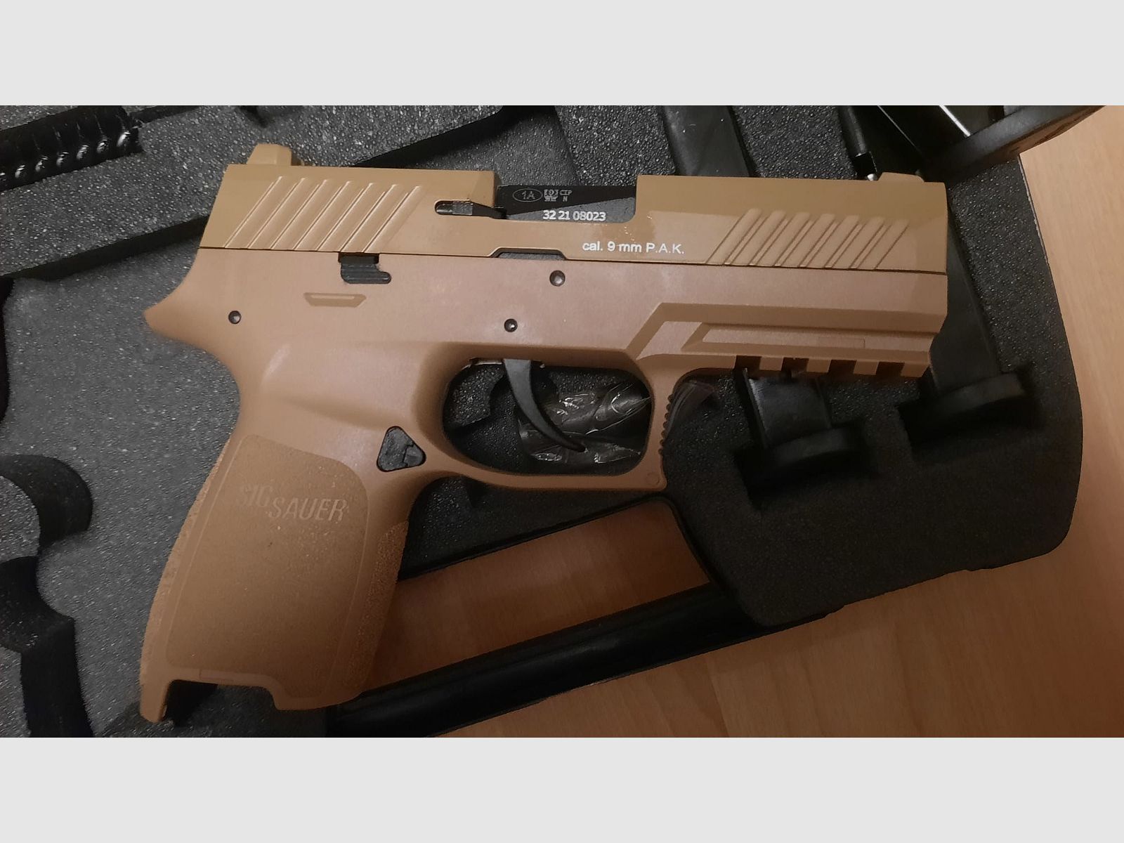 Sig Sauer P320 Schreckschusspistole Dark Earth 9 mm P.A.K. mit 2 extra Magazinen