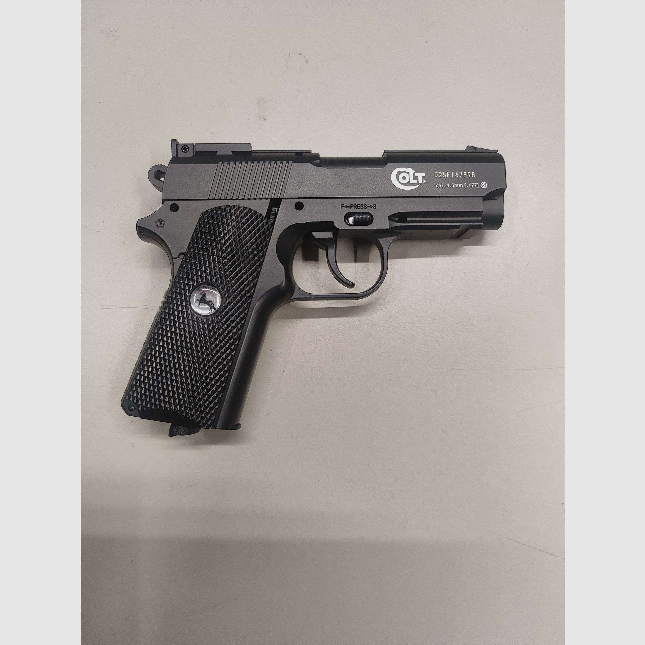 Cold Defender CO2 4,5mm BB Pistole