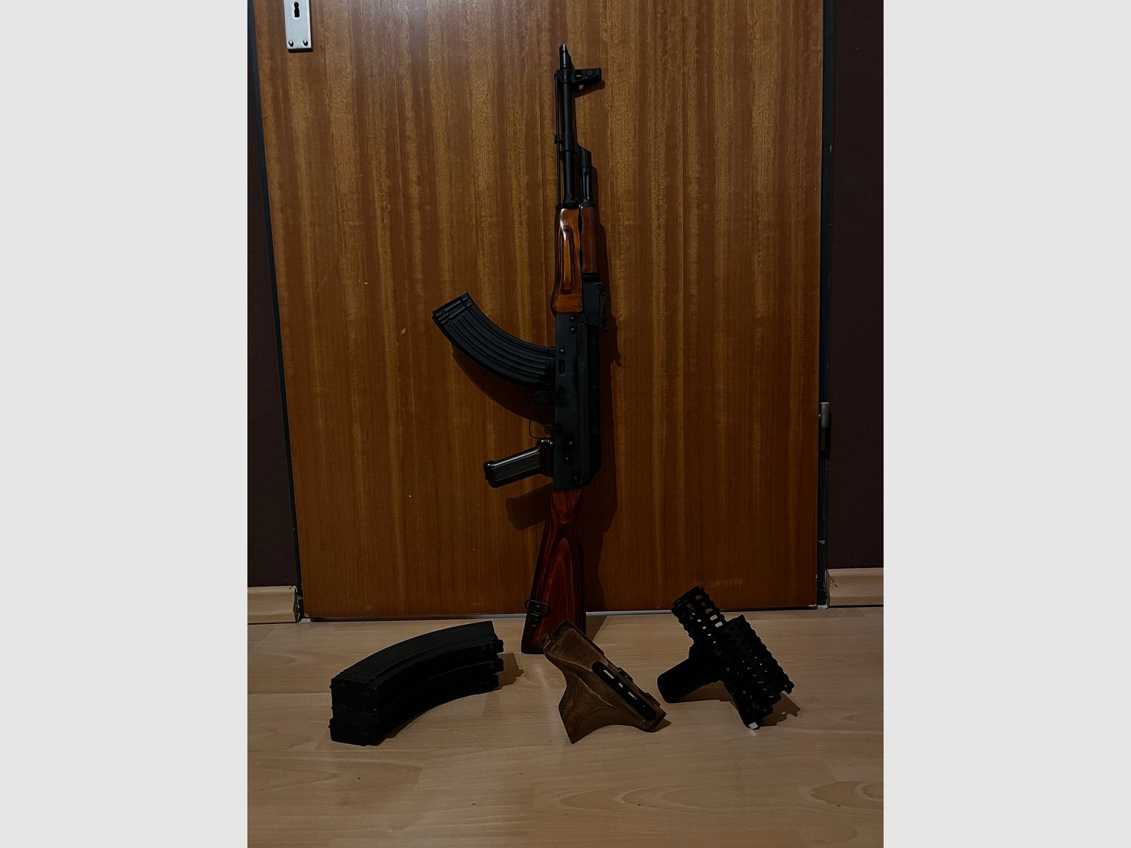 GHK AKM GBB mit 4 Magazinen und Zubehör