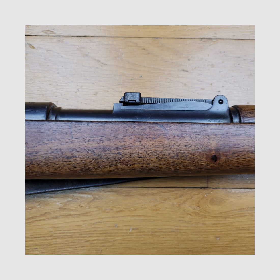 Wunderschöne K98 Gewehr aus der frühen Zeit des Dritten Reichs – seltener Code S/243 – Mauser-Fertigung von 1938 – vollständig monomatrikuliert – Originalriemen – hervorragender mechanischer Zustand – Lauf in Top-Zustand – Sehr schöne, seltene Waffe in ausgezeichnetem Zustand, Bild 6 von 36