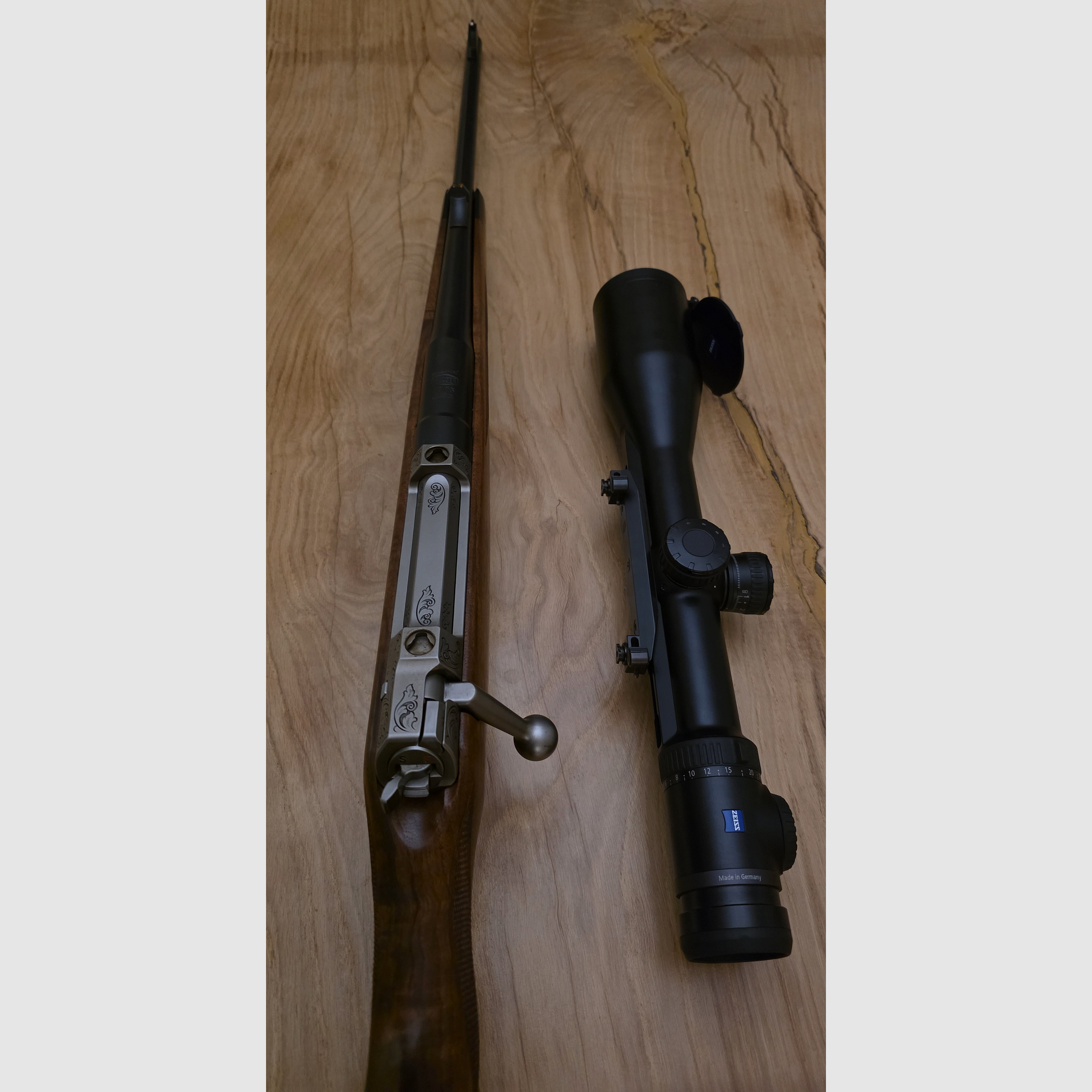 Mauser M03 Expert .223 z drewnianym stockiem i Zeiss Victory V8 4,5-35 x 60 z celownikiem z szybką regulacją (ASV)