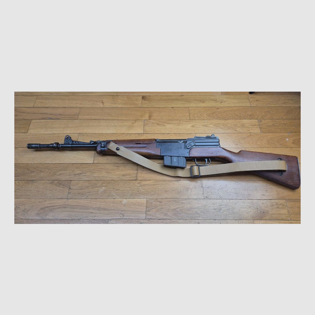 Mooie en zeer zeldzame semi-automatische shotgun MAS 49-56 – Origineel kaliber 7,5 x 54 MAS – Mythisch wapen – Zeer goede mechanische werking – Mooie loop met duidelijke groeven – Goede esthetische staat – twee 10-schots magazijnen – Nachtvuur- en blanco-vuurapparaat (zeldzaam) – Geweerriem – Zeldzaam wapen in uitstekende staat, afbeelding 25 van 35